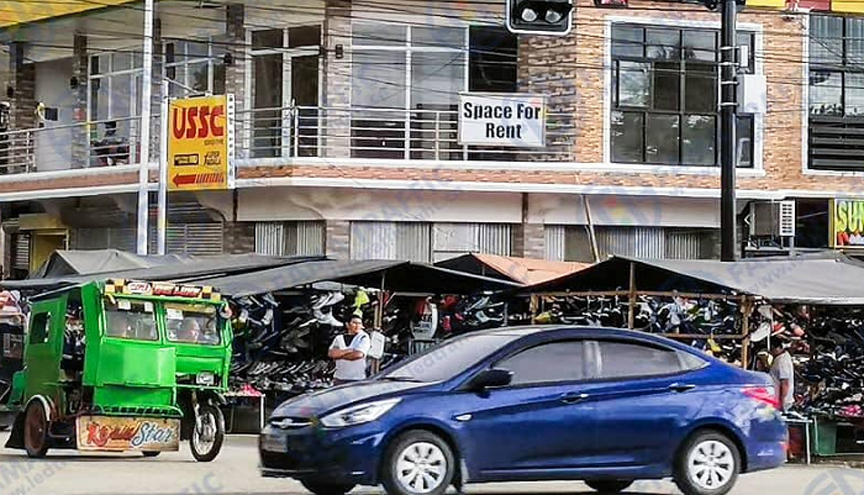 ไฟจราจรแบบ LED ตั้งอยู่บริเวณทางแยกของถนนสี่สายทางตอนใต้ของแม่น้ำเอลเบ