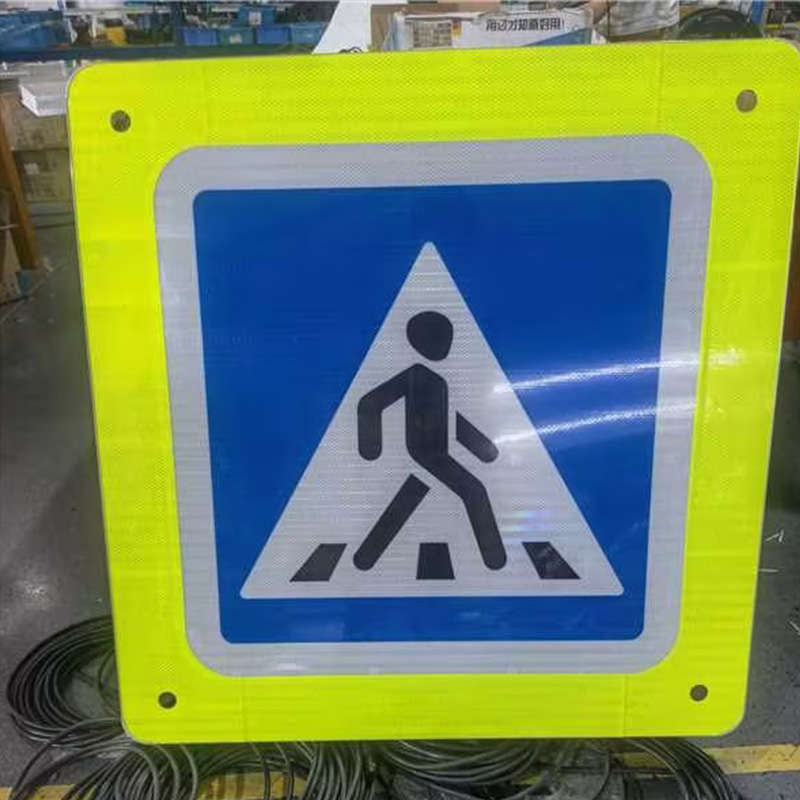 ป้ายทางข้ามคนเดินถนนเรืองแสงภายใน