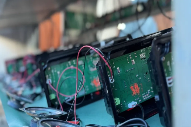 สัญญาณไฟจราจรสำหรับคนเดินถนนแบบมีเสียง FAMA พร้อมโครงพลาสติกขายได้กว่า 7,500 ยูนิตในเดือนพฤศจิกายน ติดตั้งใช้งานที่สี่แยกมากกว่า 1,000 แห่ง สัญญาณไฟจราจรสำหรับคนเดินถนนแบบมีเสียง FAMA พร้อมโครงพลาสติกขายได้กว่า 7,500 ยูนิตในเดือนพฤศจิกายน ติดตั้งใช้งานที่สี่แยกมากกว่า 1,000 แห่ง